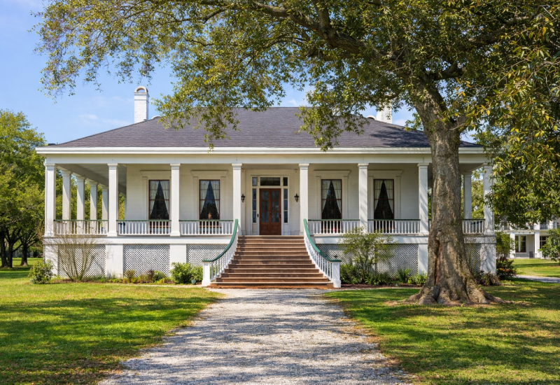 Southern plantation home with oak tree